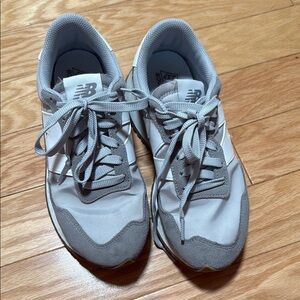 New Balance
Women's 237 Low Top Sneakers size 8